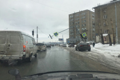 Светофоры попадали на проезжую часть на улице Блюхера в Новосибирске