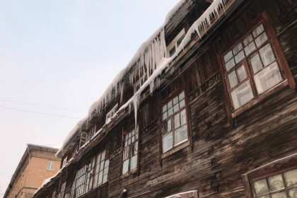 Двое мужчин упали с крыши во время уборки снега в Новосибирске