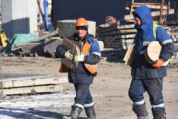 В Новосибирске пакет с клеем упал на голову строителя с 12 этажа