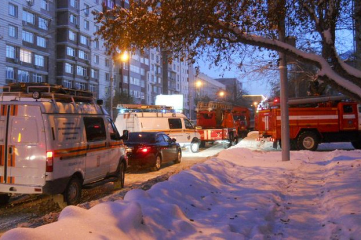 Жильцов горящего дома спасают в Новосибирске: двое погибли