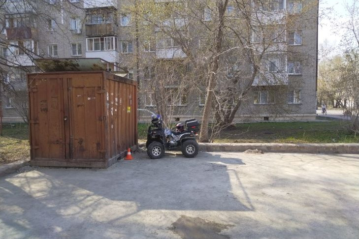 Девочка-подросток на квадроцикле врезалась в гараж в Калининском районе
