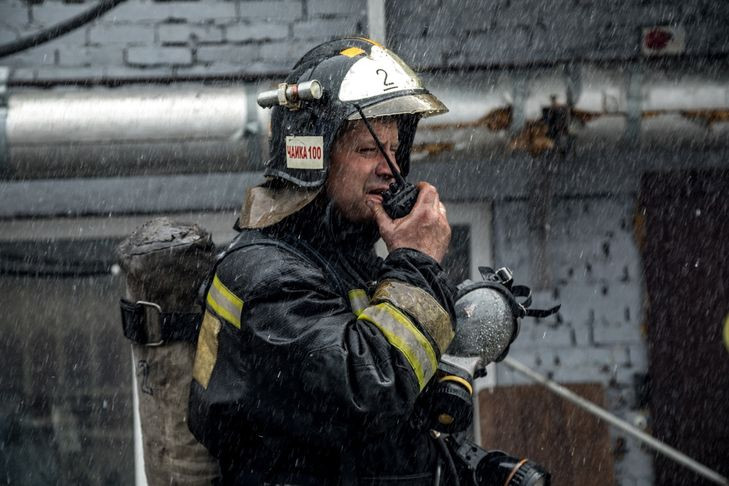 Полусотню людей спасли пожарные МЧС в Калининском районе Новосибирска