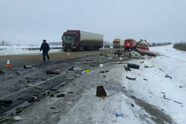Дальнобойщики столкнулись на трассе Новосибирск-Омск – один погиб