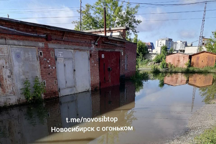 Гаражи ушли под воду вблизи новосибирского кладбища «Южное»