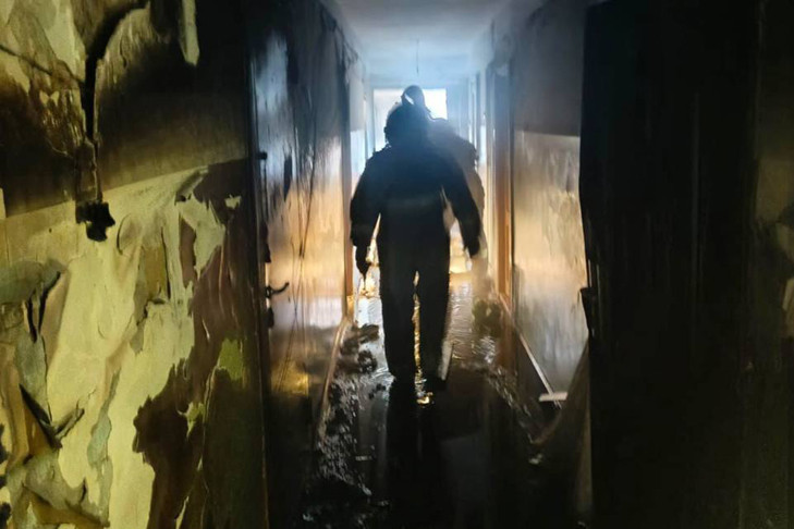 Из горящего общежития в Новосибирске спасли 16 человек