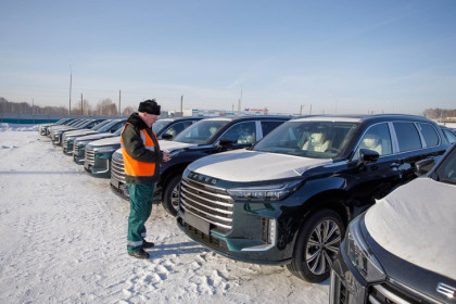 Сотни автомобилей из Китая доставили в Новосибирск в январе-2024