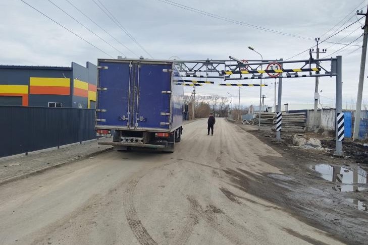 Рамку-ограничитель для фур опять снесли на улице Малыгина в Новосибирске