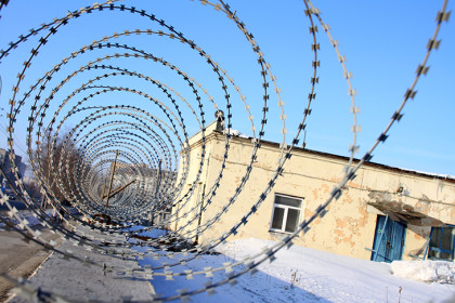 Проносивший зекам телефоны экс-сотрудник колонии осужден в Новосибирске