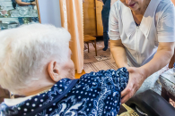 Более 4,5 тысяч новосибирцев ежегодно проходят обучение в школах родственного ухода по нацпроекту