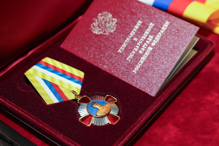 Владимир Путин наградил Сибирский округ Росгвардии Орденом Жукова