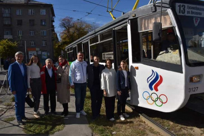 Пять олимпийских чемпионов прокатились на трамвае №13 в Новосибирске