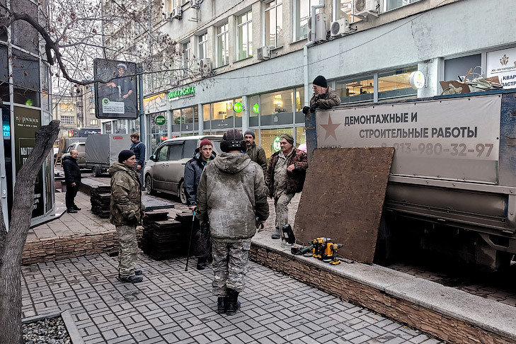 Снос Park Cafe начался в Первомайском сквере Новосибирска 17 ноября