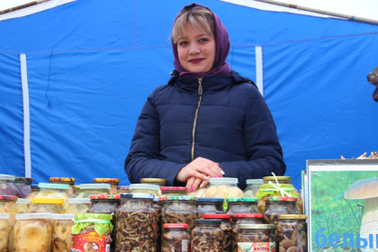 Сало и рыжиковое масло расхватали посетители Новопокровской ярмарки