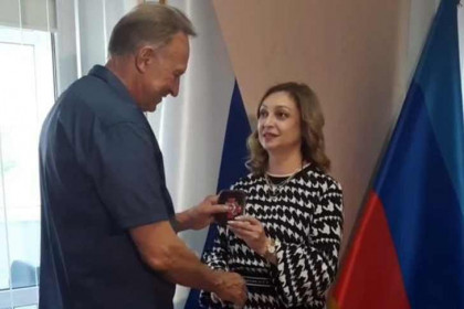 Правительство ЛНР наградило ректора НГМУ Маринкина за спасение жизней жителей Донбасса