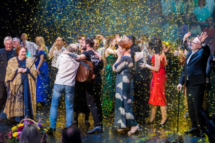 Металлик, бархат, пайетки: как носить «сложные» праздничные материалы в повседневной жизни