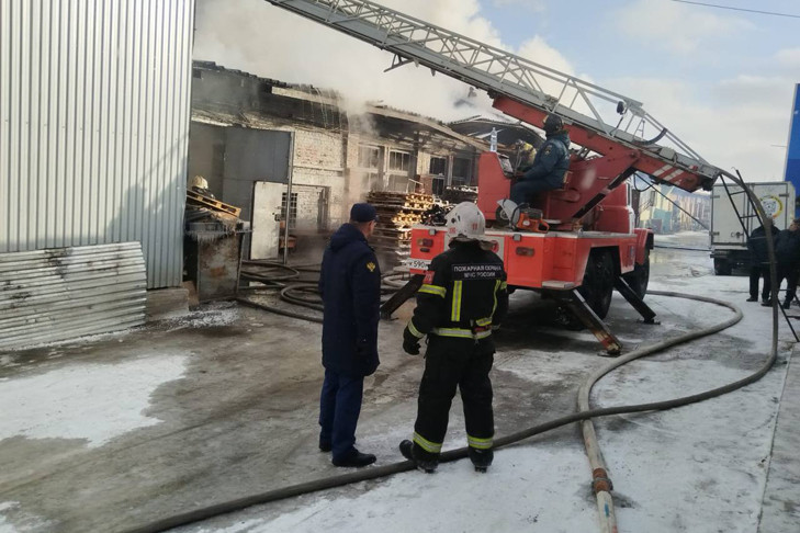 Завод туалетной бумаги горит в Бердске Новосибирской области