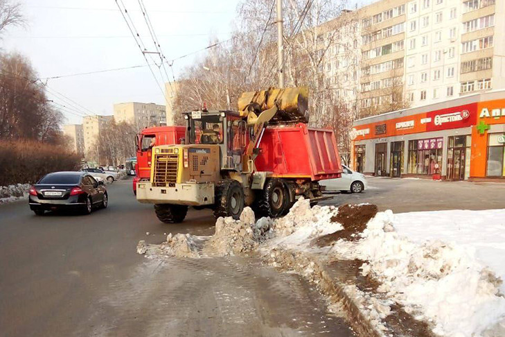 Качество уборки дорог в районах Новосибирска проверят специалисты