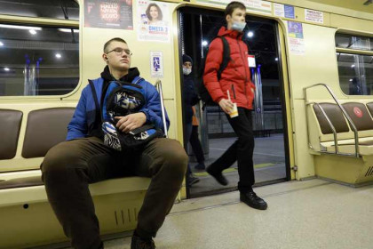 Пассажиры Новосибирского метрополитена сняли маски 