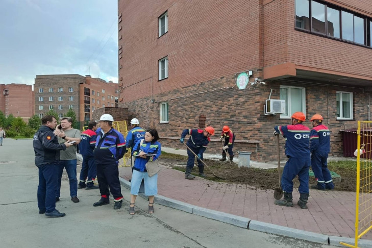 Девочка ошпарила ноги на месте порыва теплотрассы в Новосибирске