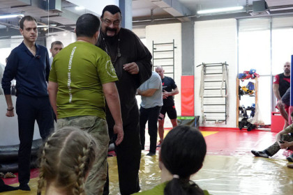 Стивен Сигал показал бросок ирими-нагэ новосибирцам из движения «Защитник»