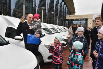 Ключи от автомобилей вручены еще 25 многодетным семьям Новосибирской области