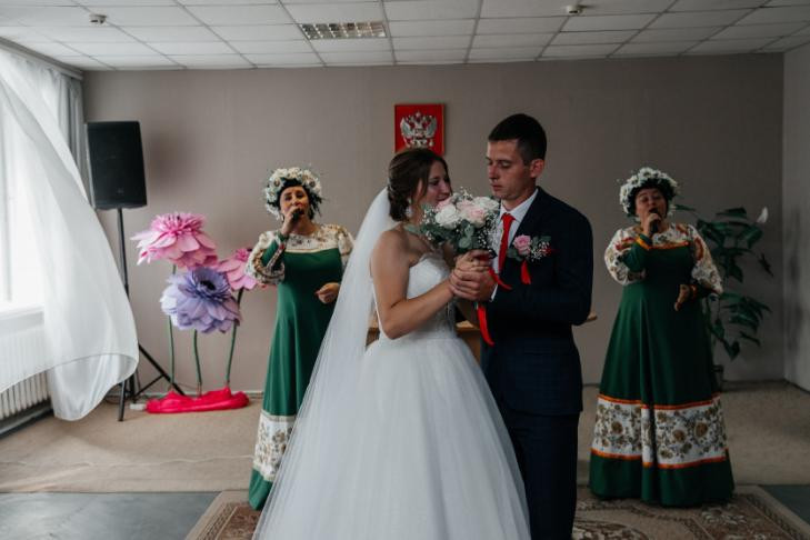 Под Новосибирском пять пар поженились в дохристианский праздник Берегиня