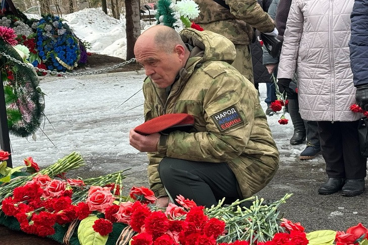 Десятки военных в краповых беретах заметили на Гусинобродском кладбище