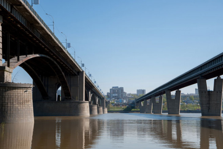 Проезжую часть Октябрьского моста в Новосибирске отремонтируют в 2021 году