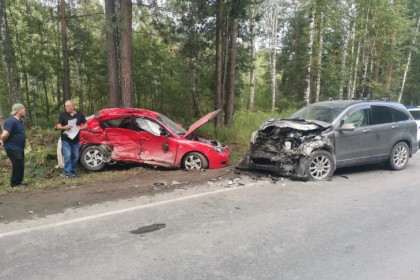 Под Новосибирском хозяйка «Мазды» разбилась в ДТП на встречке