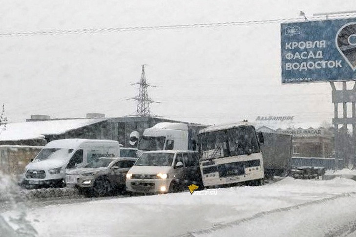 Массовое ДТП произошло на Богдана Хмельницкого в Новосибирске