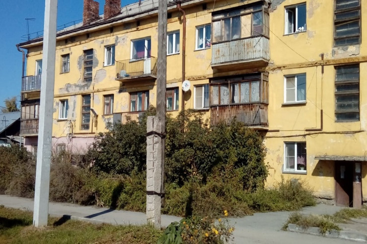 Дом между кладбищем и полигоном в Новосибирске расселят из-за риска обрушения