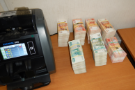 Таможенники изъяли 25 млн рублей у пассажира в новосибирском аэропорту