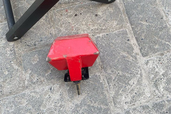 В Новосибирске женщина пострадала от падения металлического предмета из окна