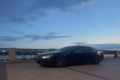 Треш-стример в тонированном Lexus проехал по набережной в Новосибирске