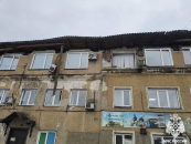 В Новосибирске упавшие элементы конструкции крыши дома повредили 6 автомобилей