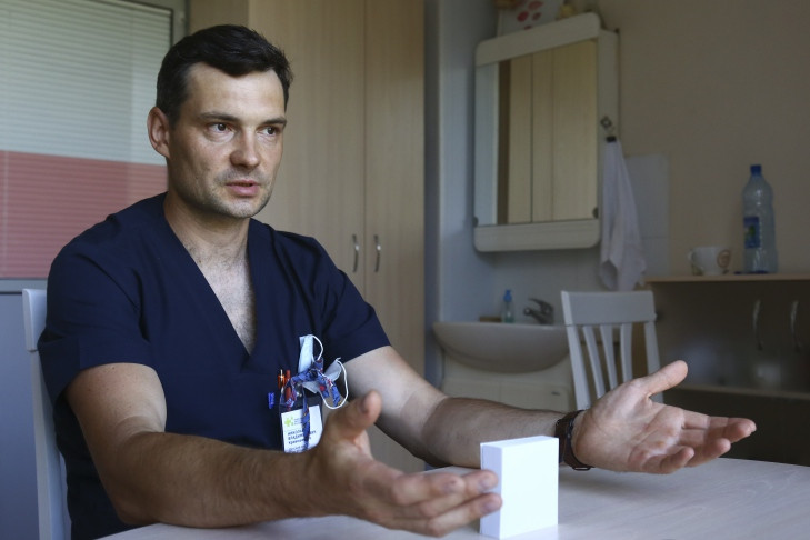 «Самый маленький пациент весил 470 граммов»: о сложностях работы хирурга рассказал врач года Николай Кривошеенко