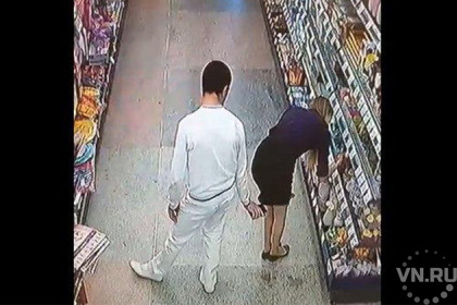 Мужчина со смартфоном залез под юбку посетительнице супермаркета