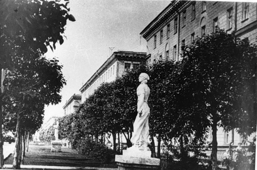Статуи на проспекте Карла Маркса