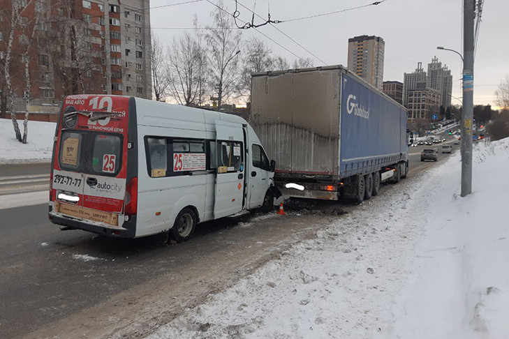 Пассажиры маршрутки пострадали в ДТП с грузовиком в Новосибирске