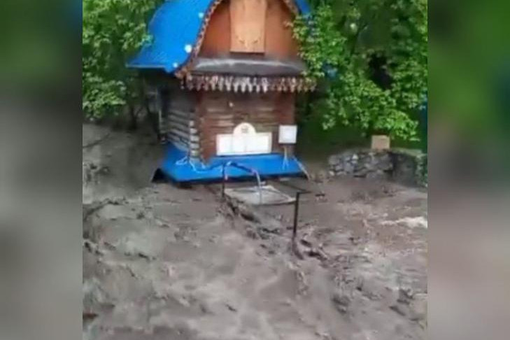 Последствия потопа устраняют на Cвятом источнике в Ложке под Новосибирском