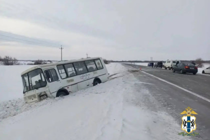 Два человека пострадали в столкновении автобуса с машиной под Новосибирском