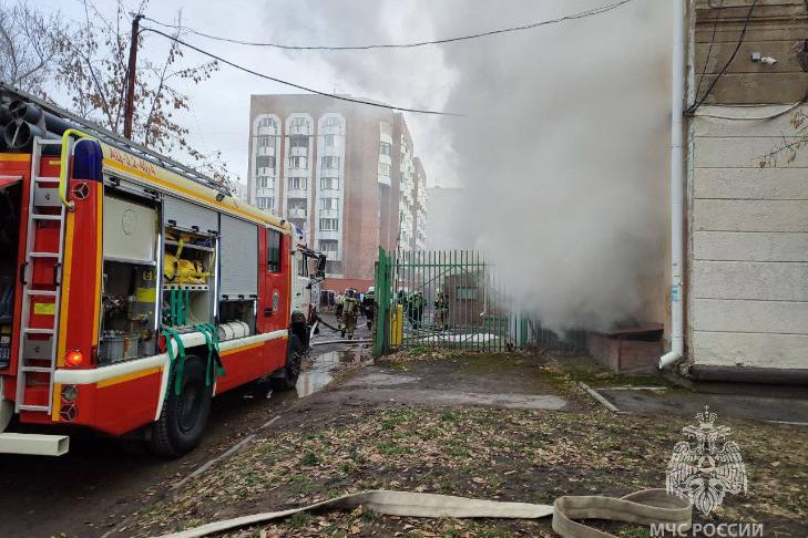 Здание суда пришлось тушить в центре Новосибирска