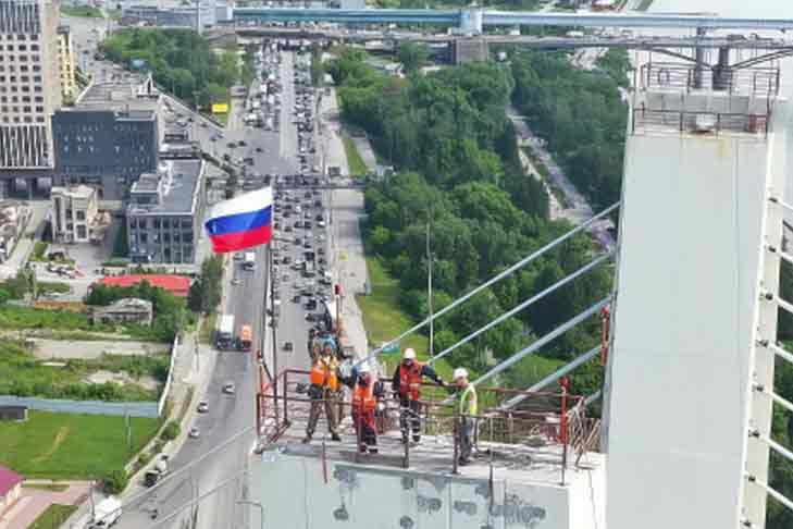 Флаг РФ водрузили на 114-метровый пилон 4 моста в Новосибирске 12 июня