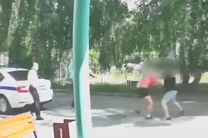 Напавшего на подругу мужчину подстрелил полицейский в Новосибирске