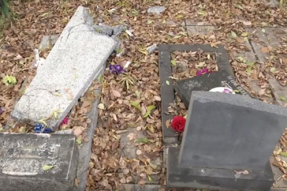 Десятки памятников разрушены на кладбищах: вандализм, а не ритуал