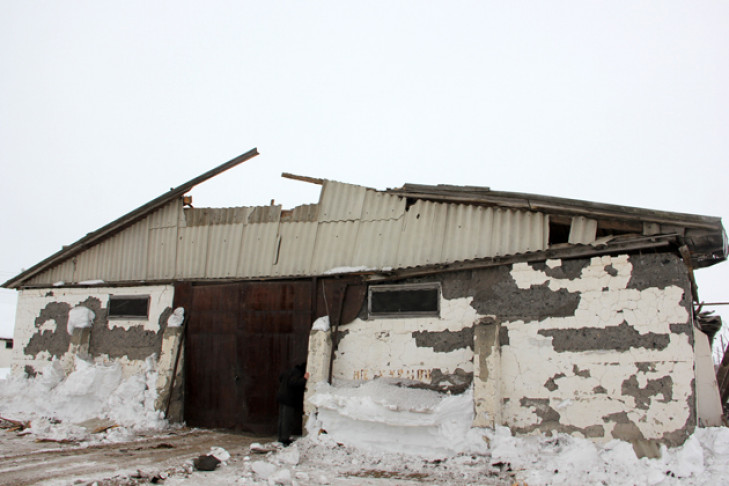 Крыши от снега спасают в Довольном