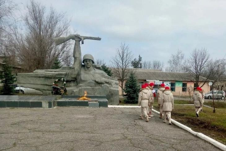 Новосибирские ели высадили возле военного мемориала в Луганске