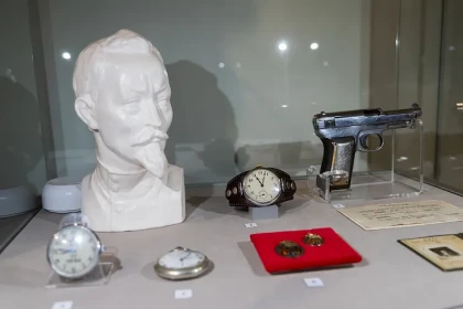 Наши разведчики и их шпионы: вещдоки из громких дел показали в Новосибирске