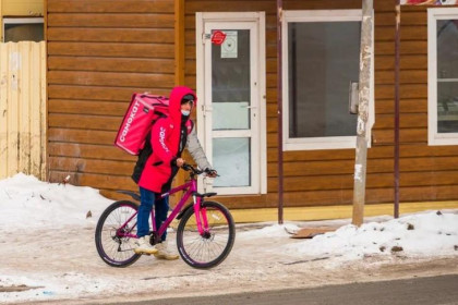 День курьера-2025: прикольные открытки, мемы, стихи 17 декабря