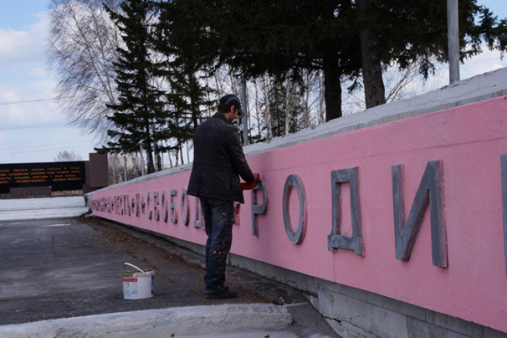 Вандалы отламывают буквы на мемориале Славы в Бердске